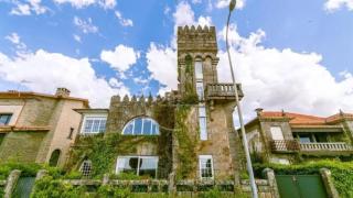 El icónico castillo de Playa América se vende por 3 millones de euros: frente al mar y a 25 minutos de Vigo