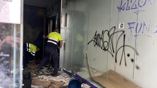 Dos operarios trabajando esta mañana en la calle Galera, en A Coruña.