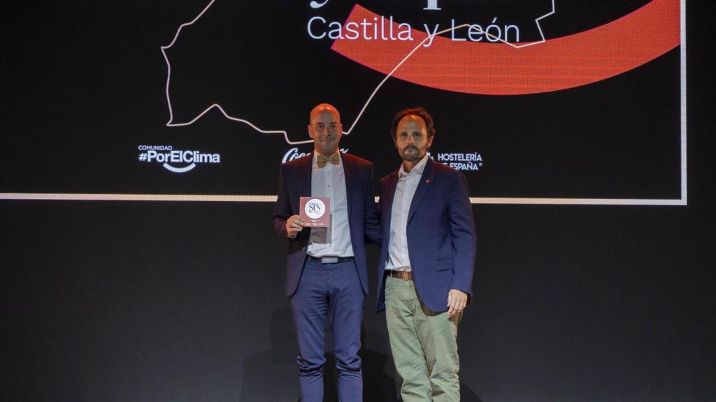 Javier Rodriguez, responsable de gestión, recogiendo el premio autonómico de Castilla y León