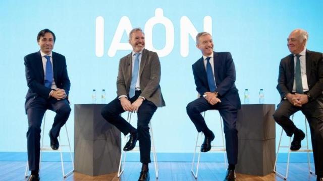De izquierda a derecha, el presidente de Microsoft España, Paco Salcedo; el presidente de Aragón, Jorge Azcón; el consejero delegado de Ibercaja Banco, Víctor Iglesias; y el director general de la Fundación Ibercaja, José Luis Rodrigo, durante la presentación de IAON.