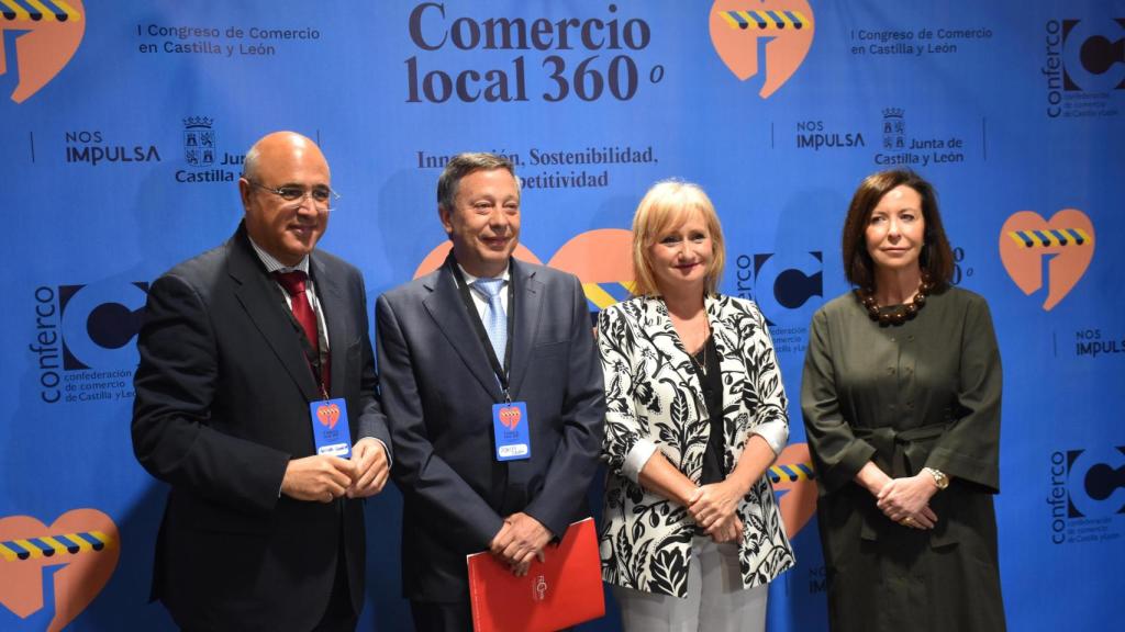 El presidente de Conferco, Adolfo Sáinz (2i), y la consejera de Industria, Comercio y Empleo de la Junta de Castilla y León, Leticia García (3i), posan durante el inicio del acto del I Congreso de Comercio de CyL