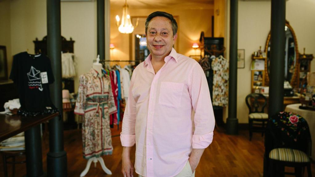 Adolfo Sáinz, presidente de Conferco, posa en su tienda de Soria