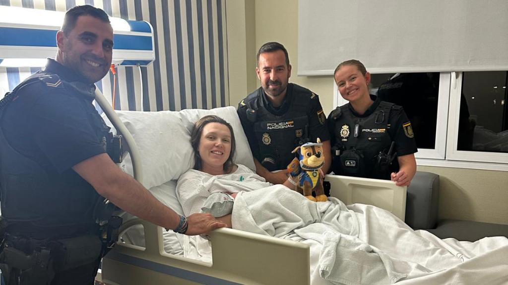 Una imagen de los agentes en la habitación.