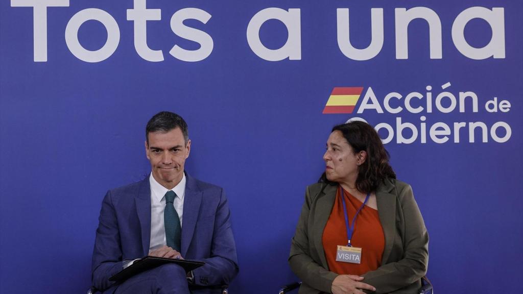 El presidente del Gobierno, junto a la representante de una de las organizaciones. Rober Solsona / Europa Press