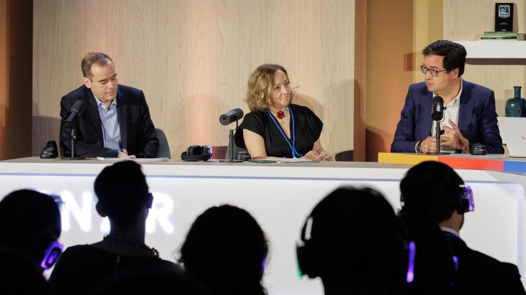 Lino Cattaruzzi (Google), Eloisa del Pino (CSIC) Y  Óscar López en AI Connect.