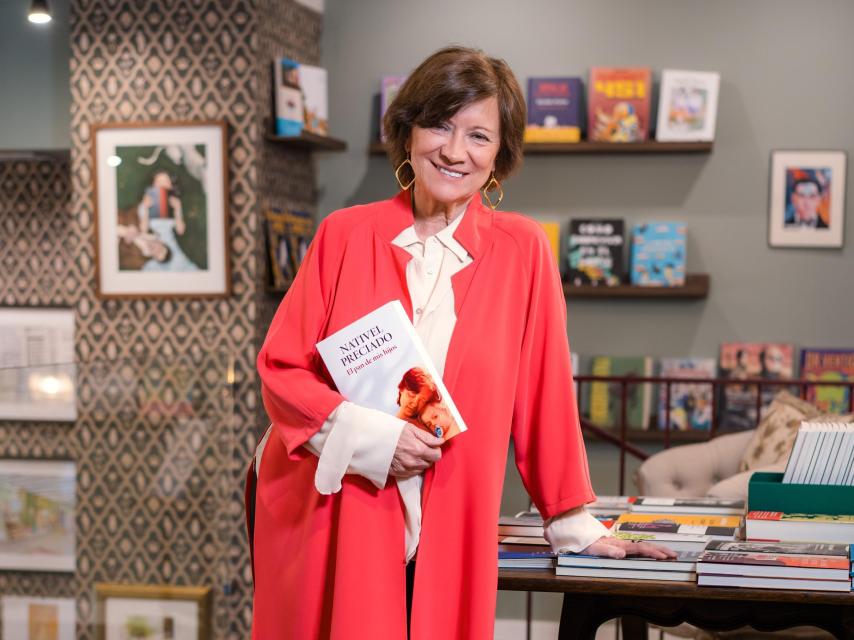 La literata posa junto a su nueva novela.