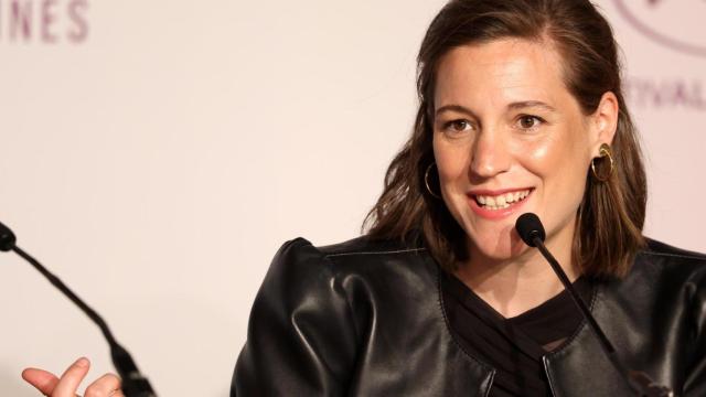 Carla Simón en la rueda de prensa de 'Romería' en Cannes. Foto: EFE/EPA/MOHAMMED BADRA / POOL