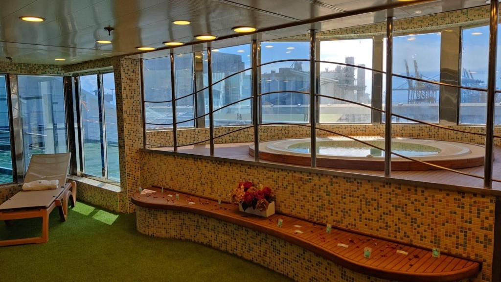 Zona de spa y jacuzzi a bordo del Roma Cruise de Grimaldi Lines.