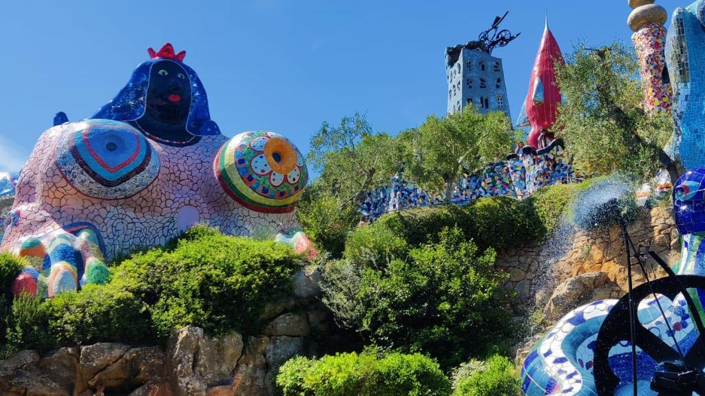Interior del Parque del Tarot en la Toscana.