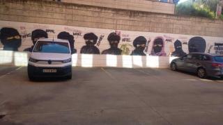 Ataque islamófobo al mural dedicado a las mujeres históricas de la Facultad de Trabajo Social de Cuenca.
