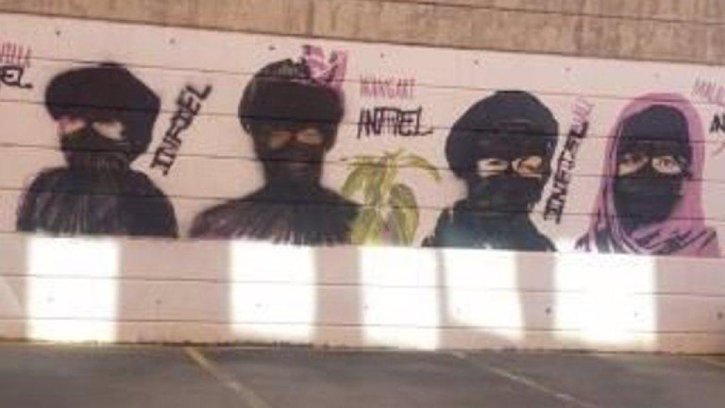 Ataque islamófobo al mural dedicado a las mujeres históricas de la Facultad de Trabajo Social de Cuenca.