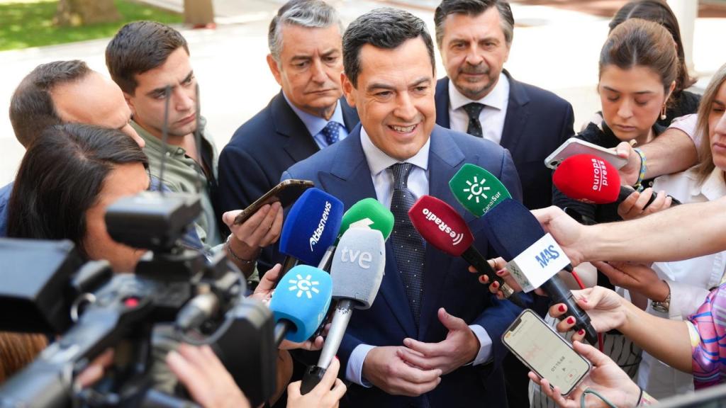 El presidente de la Junta de Andalucía, Juanma Moreno, antes de entrar en la sesión de control del Parlamento andaluz.