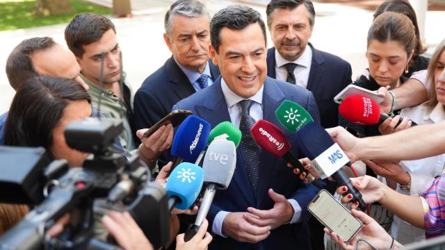 El presidente de la Junta de Andalucía, Juanma Moreno, antes de entrar en la sesión de control del Parlamento andaluz.