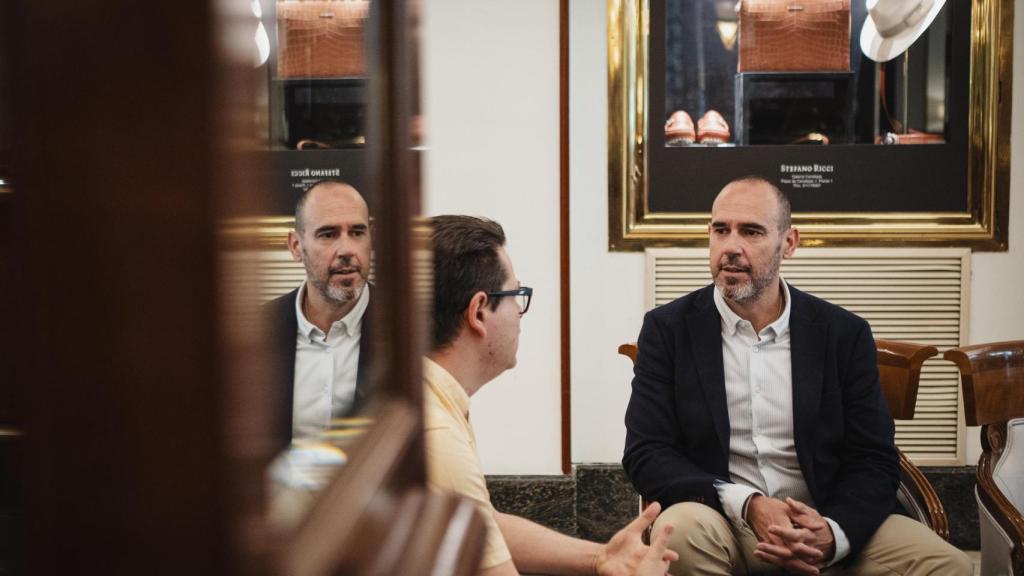 El neurólogo Jonathan Benito durante la conversación.