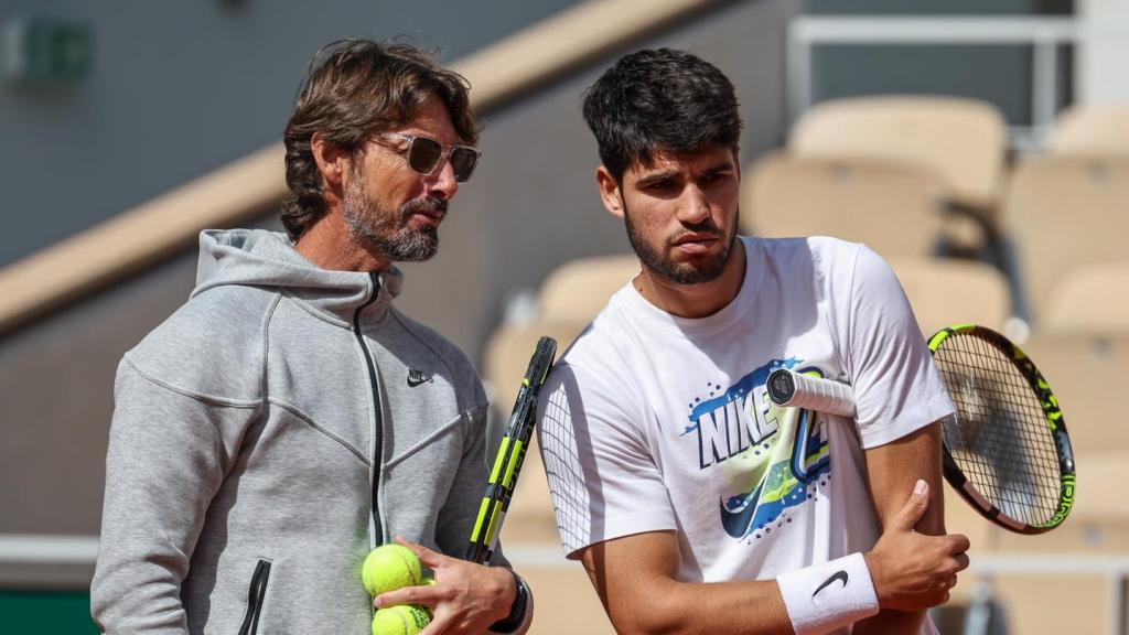 Carlos Alcaraz, junto a Juan Carlos Ferrero en un entrenamiento previo a Roland Garros