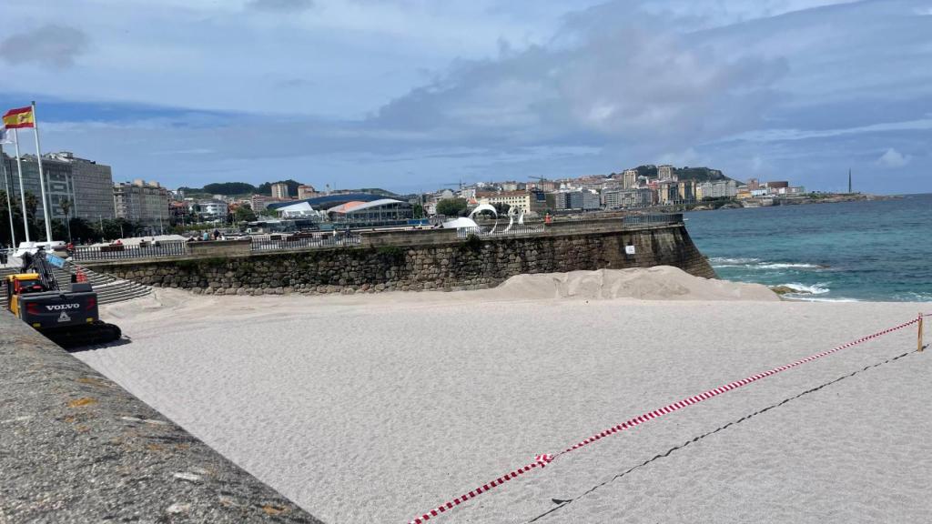 La coraza que separa las playas de Orzán y Riazor