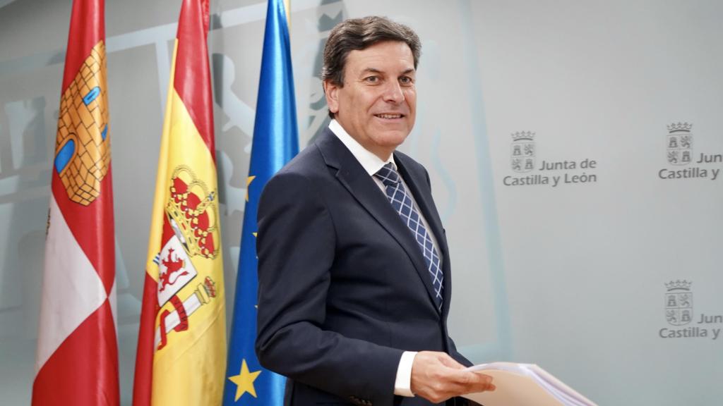 El consejero de Economía y Hacienda y portavoz, Carlos Fernández Carriedo, comparece en una rueda de prensa posterior al Consejo de Gobierno