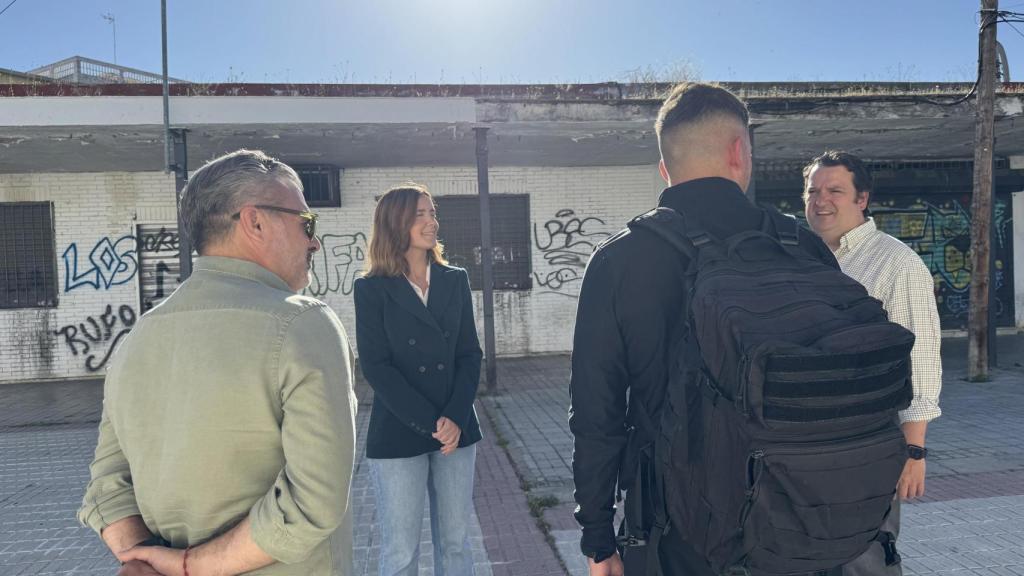 La delegada del Distrito Sur, Blanca Gastalver, visita los locales que se rehabilitarán junto al mercado de Tiro de Línea.