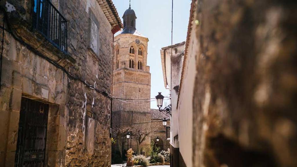 Vista de una de las calles del pueblo de Alcocer.