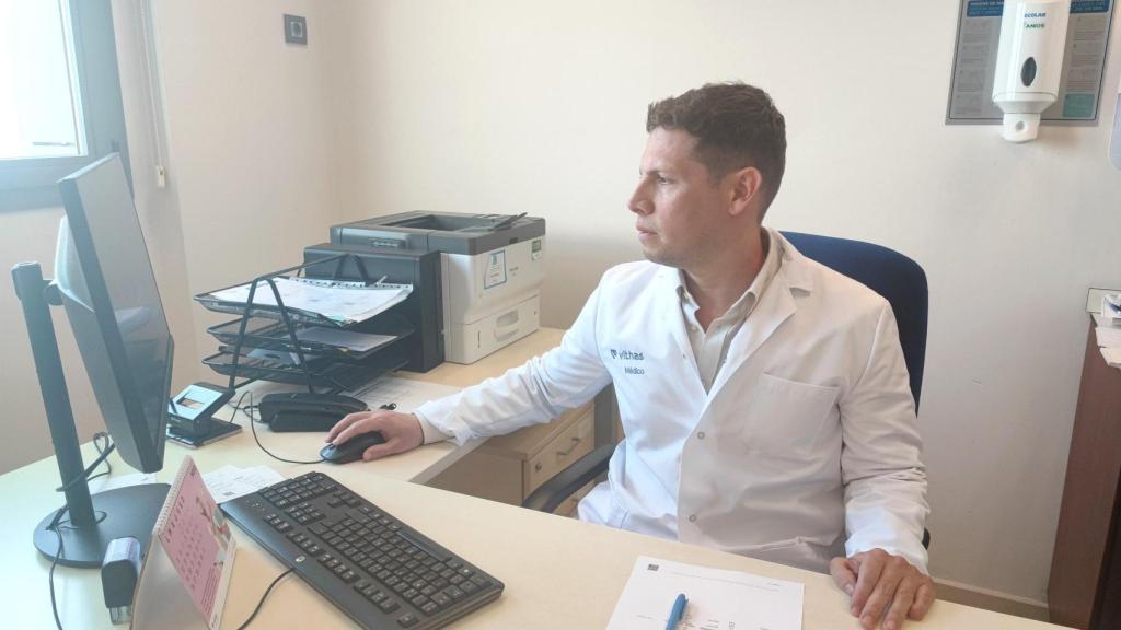 El doctor Zúñiga en su consulta.