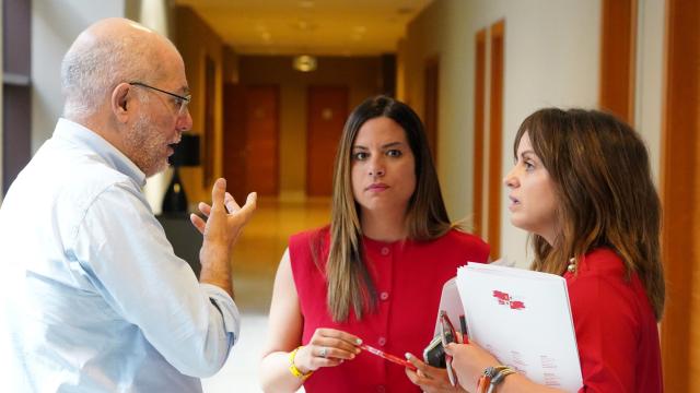 El procurador del Grupo Mixto Francisco Igea, la viceportavoz del Grupo Socialista, Nuria Rubio y la portavoz, Patricia Gómez Urbán, antes de la reunión de la Junta de Portavoces de las Cortes de este jueves