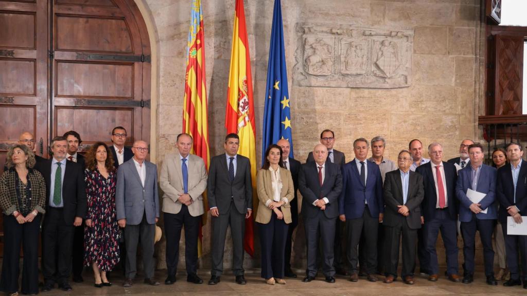Mazón junto a representantes de varios sectores que prestan servicio a la Generalitat. EE