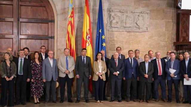 Mazón junto a representantes de varios sectores que prestan servicio a la Generalitat. EE