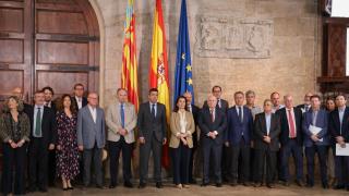 Mazón junto a representantes de varios sectores que prestan servicio a la Generalitat. EE