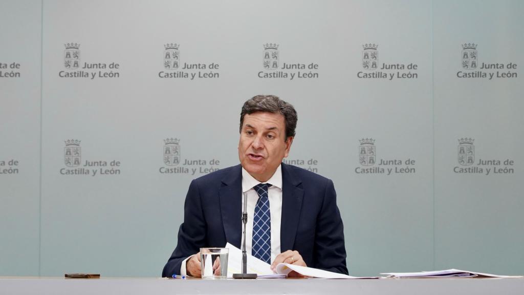 El consejero de Economía y Hacienda y portavoz, Carlos Fernández Carriedo, comparece en rueda de prensa posterior al Consejo de Gobierno.