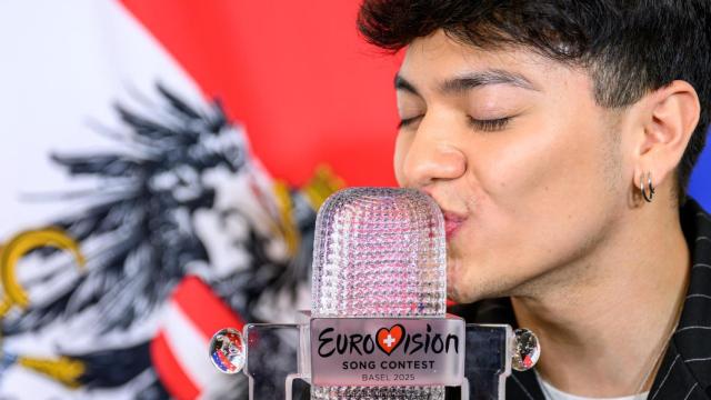 JJ, ganador de Eurovisión 2025, besa el Micrófono de Cristal.