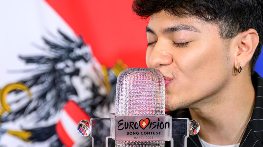 JJ, ganador de Eurovisión 2025, besa el Micrófono de Cristal.