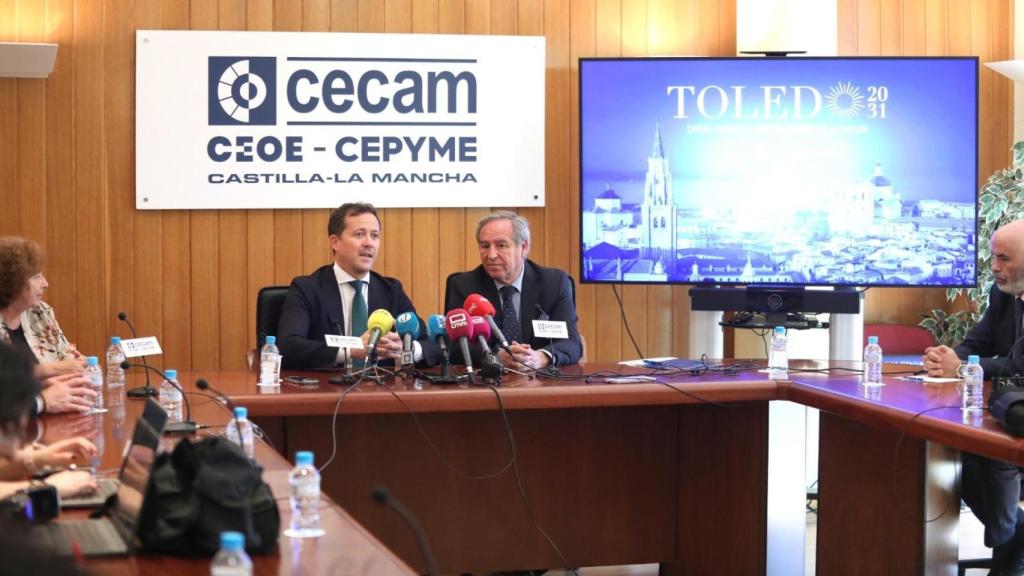 Carlos Velázquez y Ángel Nicolás en la adhesión de Cecam a la candidatura.