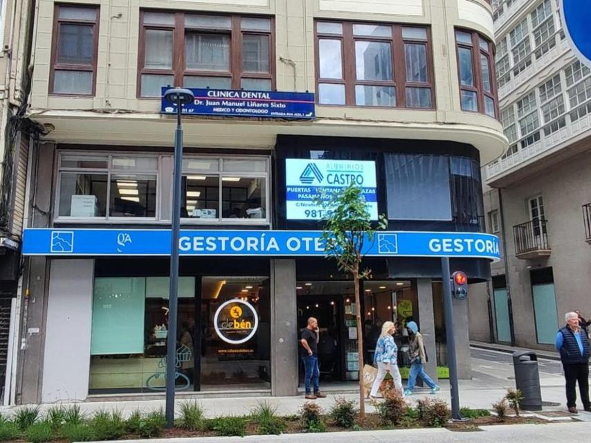 Oficinas con uso en la entreplanta y el primer piso de un edificio de la calle San Andrés de A Coruña.