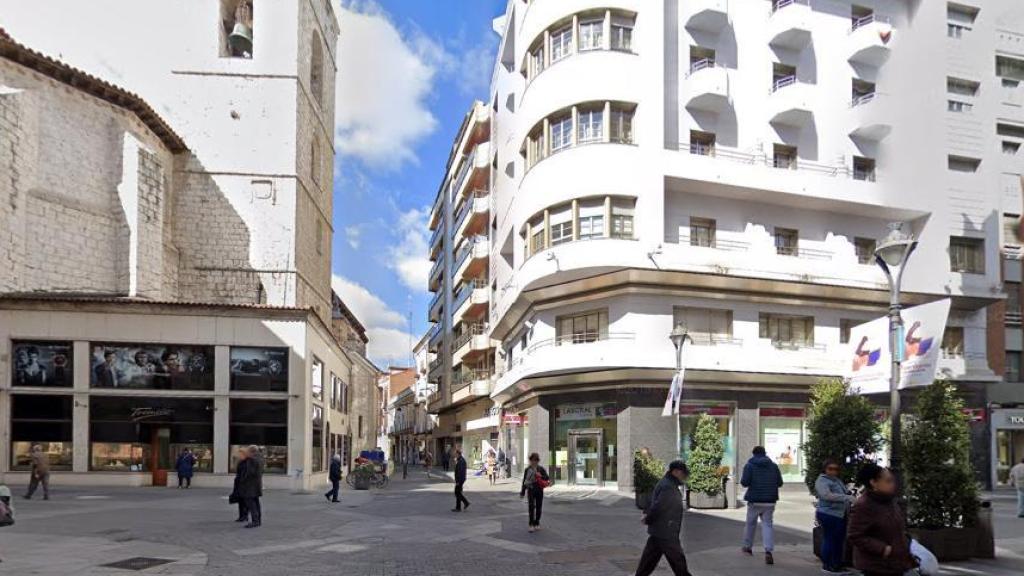 Edificio de la calle Santiago de Valladolid donde se ha llevado a cabo el rescate