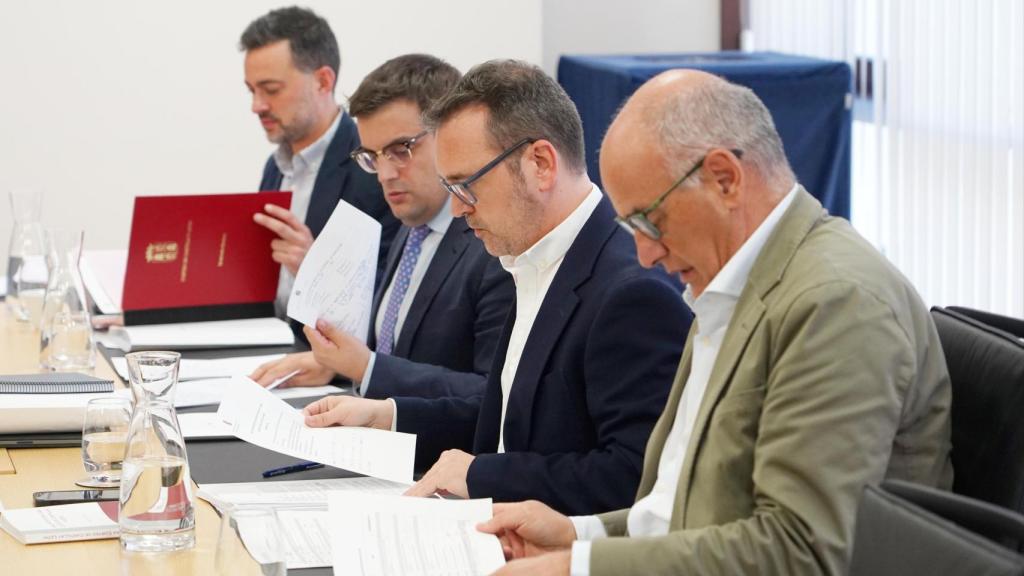 El viceportavoz del Grupo Popular, Miguel Ángel García Nieto, y el portavoz, Ricardo Gavilanes, durante la Junta de Portavoces de este jueves