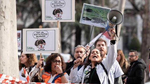 Varias personas durante una concentración de los sindicatos médicos frente al Ministerio de Sanidad, a 13 de febrero de 2025.