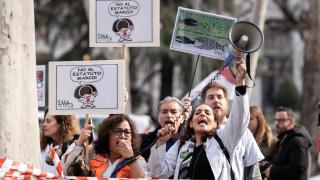 Varias personas durante una concentración de los sindicatos médicos frente al Ministerio de Sanidad, a 13 de febrero de 2025.