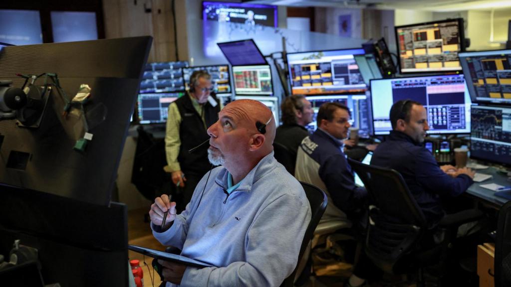 Un operador trabaja en el parqué de la Bolsa de Nueva York.