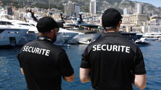 Dos agentes de seguridad, en Mónaco durante la previa del Gran Premio de Fórmula 1.