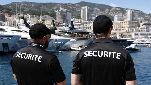 Dos agentes de seguridad, en Mónaco durante la previa del Gran Premio de Fórmula 1.