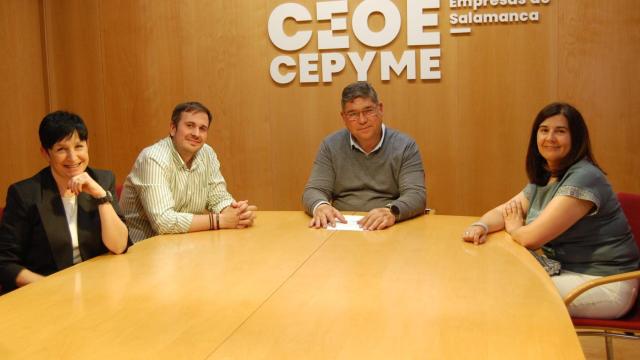 Inmaculada Pascual, secretaria de AFECIR, David Bernal, presidente de AFECIR, Paulino Benito, presidente de CEOE Salamanca, y Soraya Rodríguez, portavoz de la plataforma