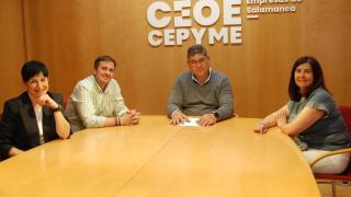 Inmaculada Pascual, secretaria de AFECIR, David Bernal, presidente de AFECIR, Paulino Benito, presidente de CEOE Salamanca, y Soraya Rodríguez, portavoz de la plataforma