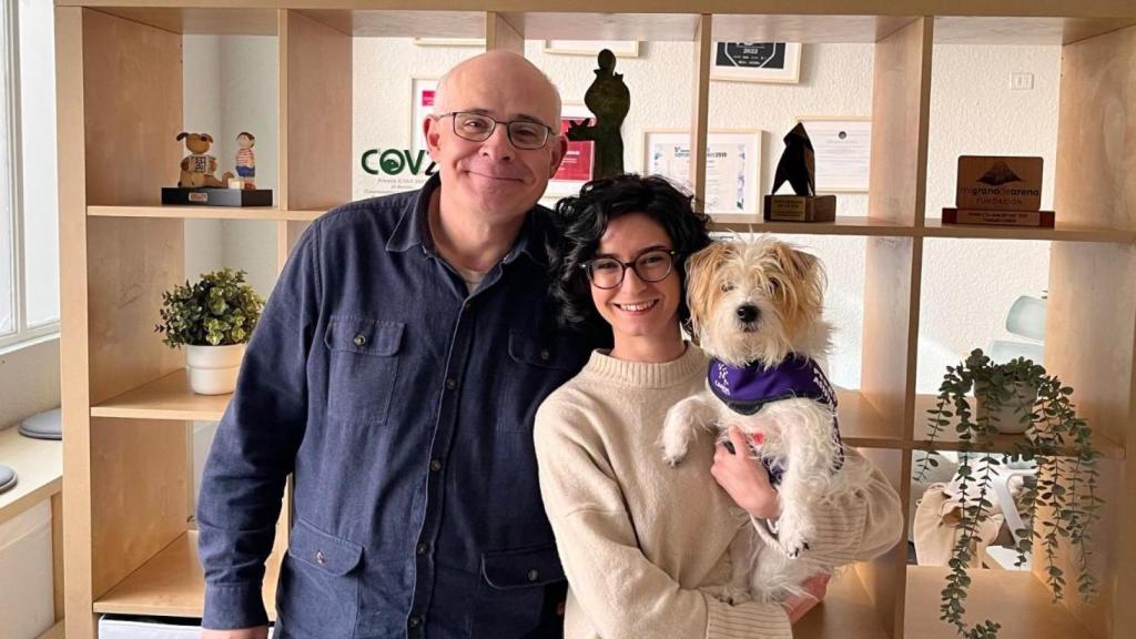 Paco Martín, adiestrador, y Lidia Nicuesa, psicopedagoga de la Asociación Dulces Detectores