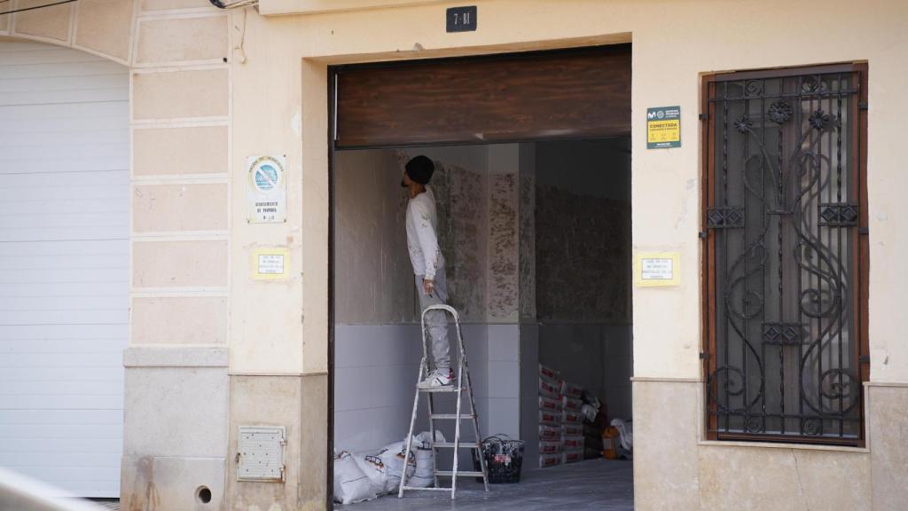 Un obrero reforma una vivienda al lado del barranco del Poyo en Paiporta, más de seis meses después. Raquel Granell