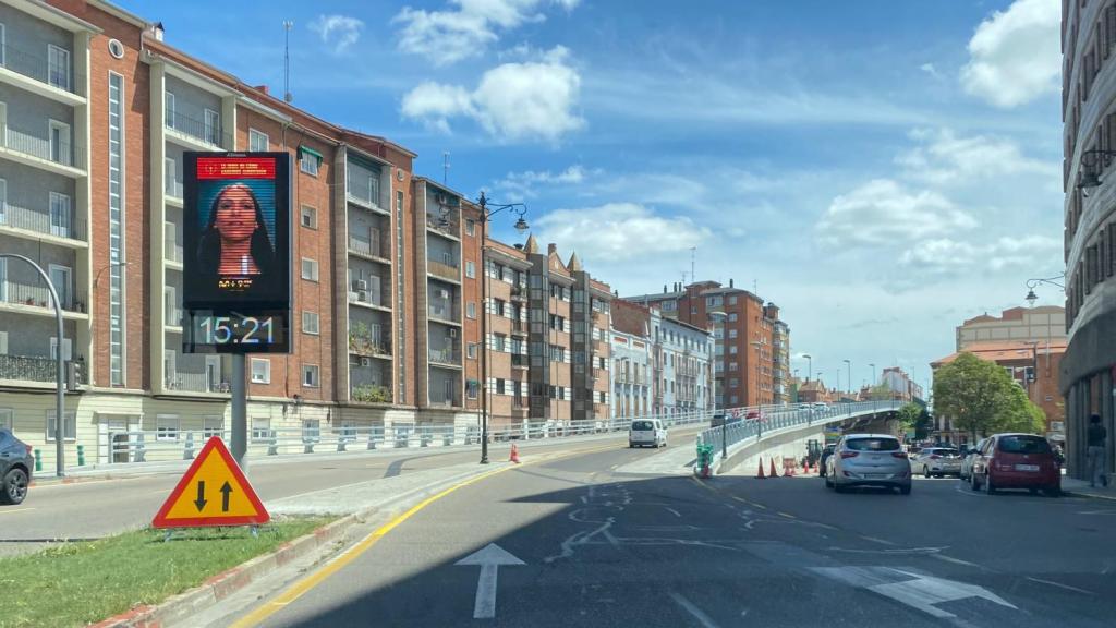 Coches circulando por los cuatro carriles de Arco de Ladrillo