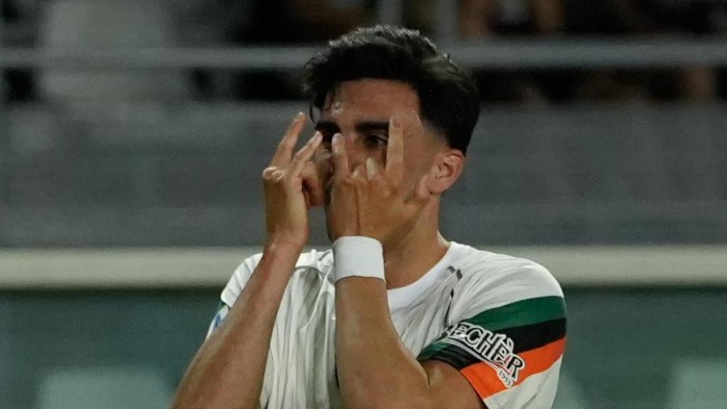 Kike celebrando su primer con gol con el Venezia contra el Torino.