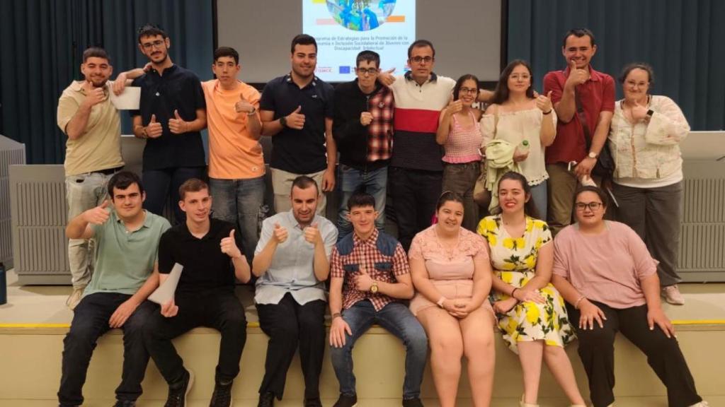 Foto de familia de los jóvenes que han pasado por la Universidad de Sevilla.