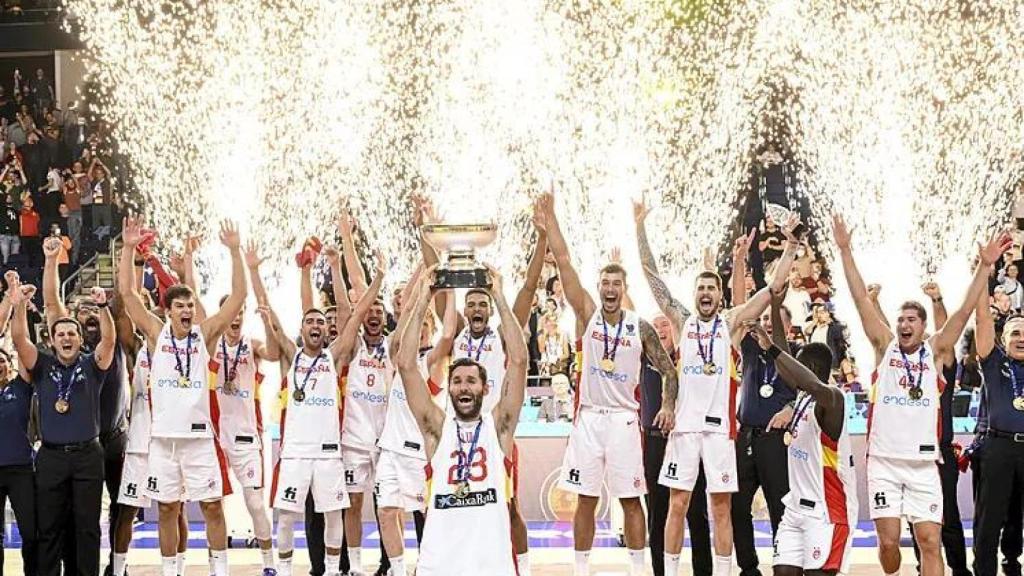 La Selección celebra la victoria en el Eurobasket 2022.