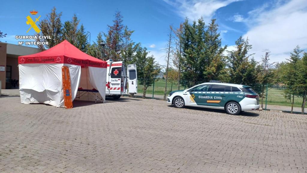 Carpa de Cruz Roja junto a un coche de la Guardia Civil durante la búsqueda al hombre desaparecido en Villar de Mazarife