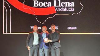 Los dueños del restaurante malagueño Boca Llena recogiendo su premio.